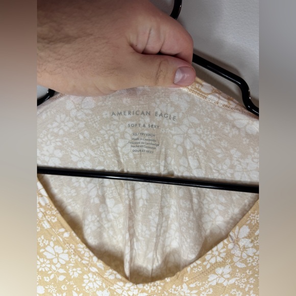 BNWOT XS American Eagle Peach Floral V-Neck T-shirt - Picture 4 of 8